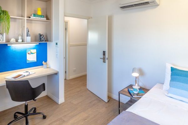 Blue-Reef-House-Bedroom-1-Cairns-Kangarooms-Student-Living-800x400