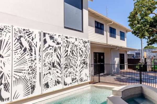 Pool-Outside-Cairns-Kangarooms-Student-Living-800x400